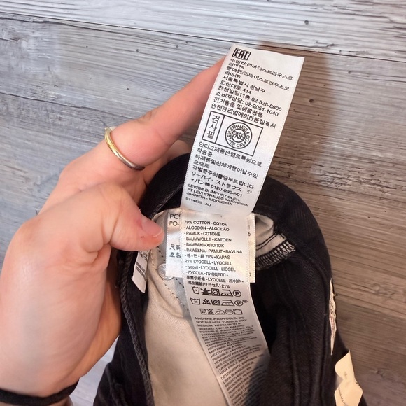 NWT Levi’s High Loose Flare Jeans in Black - Picture 13 of 16